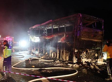 Son dakika: Denizli'de yolcu otobüsü bariyerlere çarparak yandı! 7 kişi öldü, 30 kişi yaralandı
