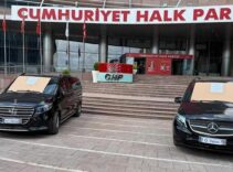 SON DAKİKA HABERİ: CHP Genel Merkezi önünde Özgür Özel’in makam araçları satışa çıkarıldı!