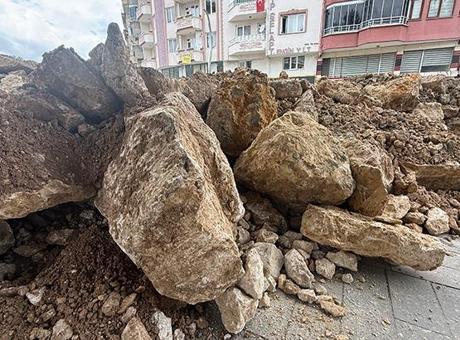 SON DAKİKA TOKAT HABERLERİ: Tokat'taki sel felaketinde son durum ne? Dev kayalarla 9 kilometrelik set!