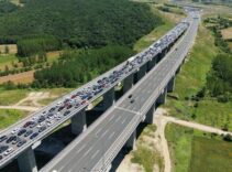 Tatil dönüşü kaosu! Trafik durma noktasında geldi..