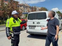Ters yönden girdi, cezayı yiyince çılgına döndü! 'Sen burada tuzak kuruyorsun..