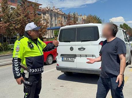 Ters yönden girdi, cezayı yiyince çılgına döndü! 'Sen burada tuzak kuruyorsun..