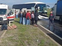 Tur otobüsü kayganlaşan yolda karşı şeride geçti: 16 yaralı
