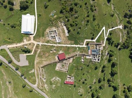 1750 yıllık küp mezarda heyecanlandıran keşif! İçinden iskelet ve mezar hediyeleri çıktı