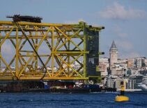 350 metrelik dev platform İstanbul Boğazı'nda! Geçiş 5 saat sürdü