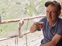 40 yıldır aynı dağda tek başına yaşıyor! Her gece ayı ve kurt nöbeti tutuyor