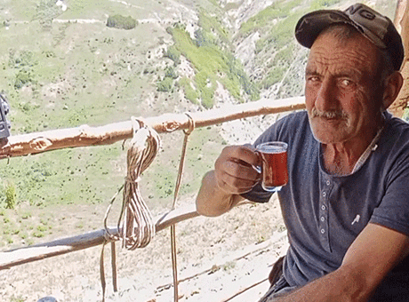 40 yıldır aynı dağda tek başına yaşıyor! Her gece ayı ve kurt nöbeti tutuyor