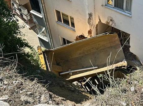 Akıllara durgunluk veren kaza! 20 metreden uçan kamyon apartmana saplandı