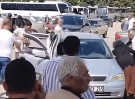 Aralarında husumet bulunan iki aile cenazade karşılaştı! 'Bu nasıl çatışma? Yat, yat, yat..