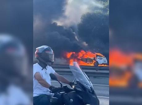 Avcılar'da korku dolu anlar! Otoyolda yanan otomobil kullanılamaz hale geldi