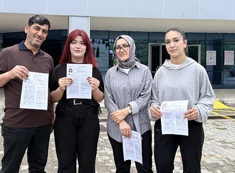 Baba, anne ve 2 kızı YKS'de birbirlerine rakip oldu