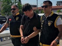 Başkasının kimliğini gösterdi, kolundaki dövmeden yakalandı