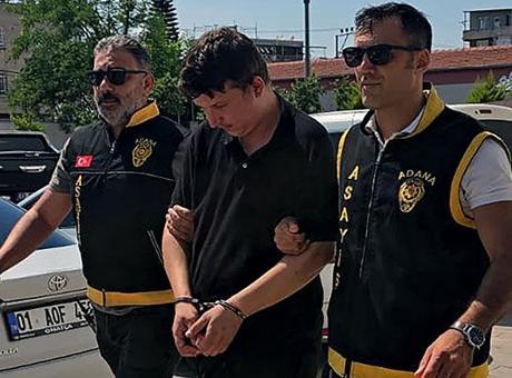 Başkasının kimliğini gösterdi, kolundaki dövmeden yakalandı