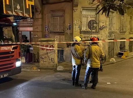 Beyoğlu’nda 5 katlı binada duvar çöktü: Bina tahliye edilerek mühürlendi
