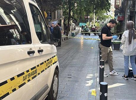 Beyoğlu'nun göbeğinde sinsi saldırı! Caddede yürürken arkasından yaklaşıp silahla vurdu