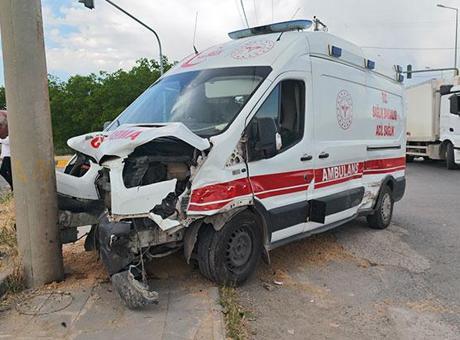 Bitlis'te feci kaza! Ambulans ile otomobil çarpıştı: 10 yaralı