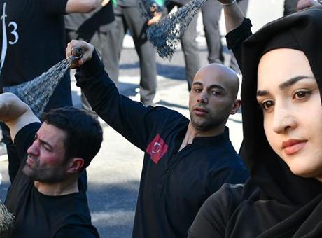 Bitmeyen madem: Kadınlar siyah giydi, erkekler kendilerini zincire vurdu