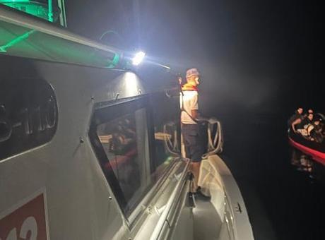 Bodrum açıklarında arızalanan lastik bottaki 32 düzensiz göçmen kurtarıldı