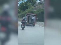 Canlarını hiçe sayıp kamyonun kasasına tutundular! Tehlikeli anlar kamerada