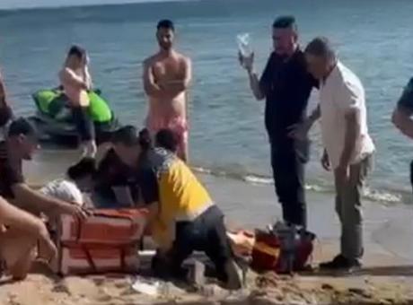 Denize giren 2 kardeşten biri boğuldu