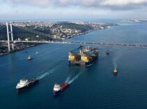 Dev vinç gemisi İstanbul Boğazı'ndan geçiyor