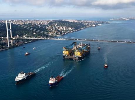 Dev vinç gemisi İstanbul Boğazı'ndan geçiyor