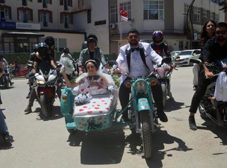 Düğünde ezber bozan tercih! Gelin arabası yerine 20 yıllık motosikletle yola çıktılar