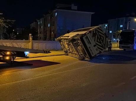 Eskişehir’de otomobilin çarptığı işçi servisi devrildi: 7 yaralı