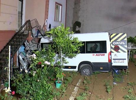 İstanbul'da feci kaza! Freni patlayan araç evin bahçesine uçtu: 1 yaralı