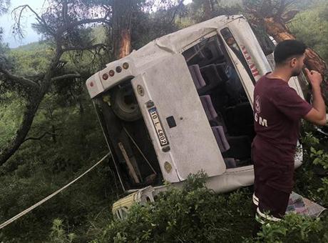 İzmir'de tarım işçilerini taşıyan midibüs devrildi! Çok sayıda yaralı var