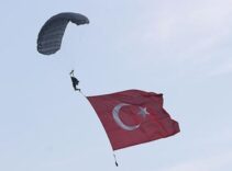 Kapadokya'da JÖAK paraşüt timi sıcak hava balonundan atladı