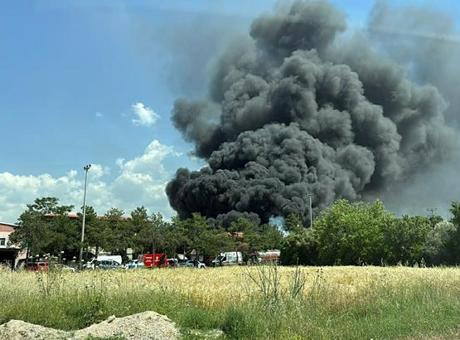Kauçuk fabrikasında korkutan yangın! Siyah dumanlar kilometrelerce uzaktan görüldü