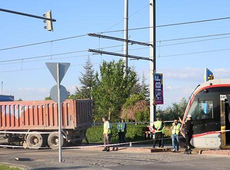 Kayseri'de feci kaza! Kamyon ile tramvay çarpıştı: Yaralılar var