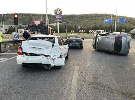 Kayseri’de zincirleme kaza! 4 araç birbirine girdi, 4 yaralı