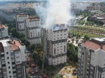 Küçükçekmece'de bir binanın çatısında yangın! 10 kişi hastaneye kaldırıldı