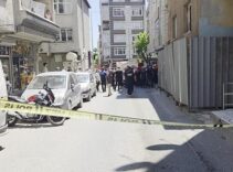 Küçükçekmece'de yıkımı yapılan binada kısmi çökme! Yaralılar var
