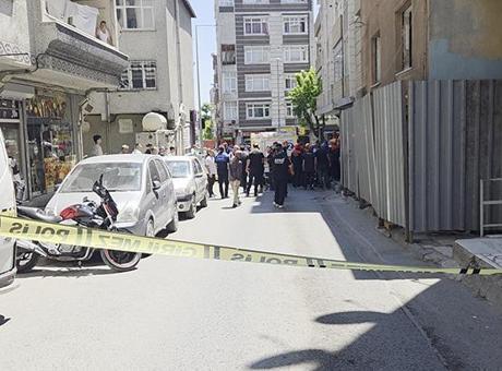 Küçükçekmece'de yıkımı yapılan binada kısmi çökme! Yaralılar var