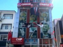 Malatya'da CHP binasında kriz! Kılıçdaroğlu'nun fotoğrafına 'hain' afişi asıldı