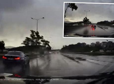 Maltepe D-100'de dehşet anları kamerada! Yağmurda kontrolden çıkan otomobil bariyere çarptı