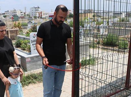 Mezarın etrafını çitle çevirip kapı taktılar! Nedeni akıl alır gibi değil