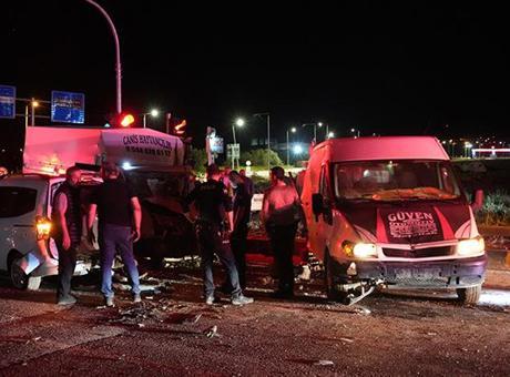 Niğde'de feci kaza! 3 aracın karıştığı zincirleme kazada 10 kişi yaralandı