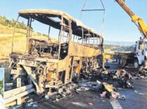 Otobüs bariyerlere çarpıp yandı: 8 kişi hayatını kaybetti! Kapı boşluğunda can verdiler