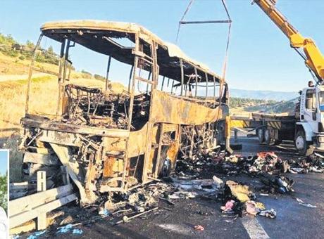 Otobüs bariyerlere çarpıp yandı: 8 kişi hayatını kaybetti! Kapı boşluğunda can verdiler