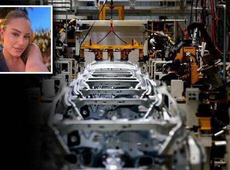 Otomotiv fabrikasında feci kaza! Banttan indirilen otomobil işçilerin arasına daldı: 1’i ağır, 3 yaralı
