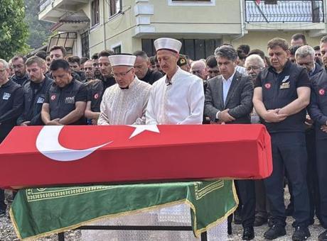 Rize'de AFAD personeline hüzünlü veda! Eşi tabutuna son kez sarıldı, babası namazını kıldırdı