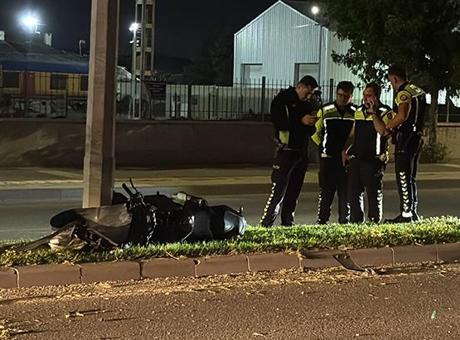Sivas'ta motosiklet aydınlatma direğine çarptı: 2 yaralı