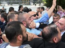 TBMM önünde CHP'liler arasında arbede