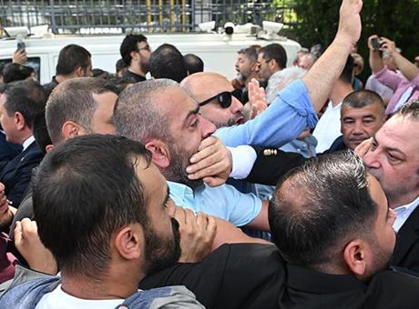 TBMM önünde CHP'liler arasında arbede