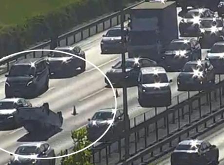 TEM'de araç takla attı! Trafikte yoğunluk oluştu