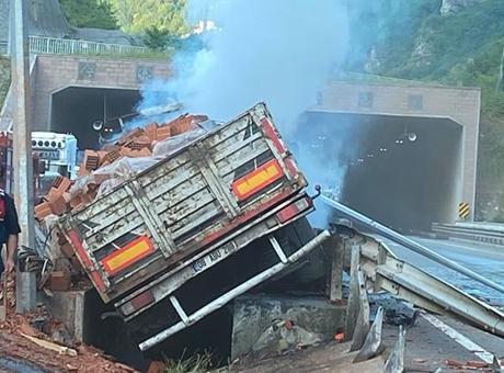 Trabzon’da bariyerlere çarpan kamyon yandı: 1 ölü